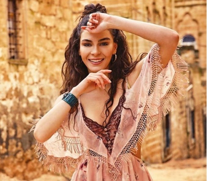 Akın Akınözü as Ebru Şahin 
💚&amp;♥
@AkRulandimmm ile ortak flood