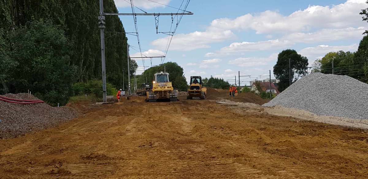 Supprimer un passage à niveau n'est jamais simple. Là en plein cœur de la commune d'Antony (92) ça consiste en des travaux herculéens ! 3 jours non-stop pour pouvoir bientôt déplacer les voies de quelques mètres au nord pour le futur ouvrage d'art <a href="/RERC_SNCF/">RER C</a> <a href="/SNCFReseau/">SNCF Réseau</a> #IPSO