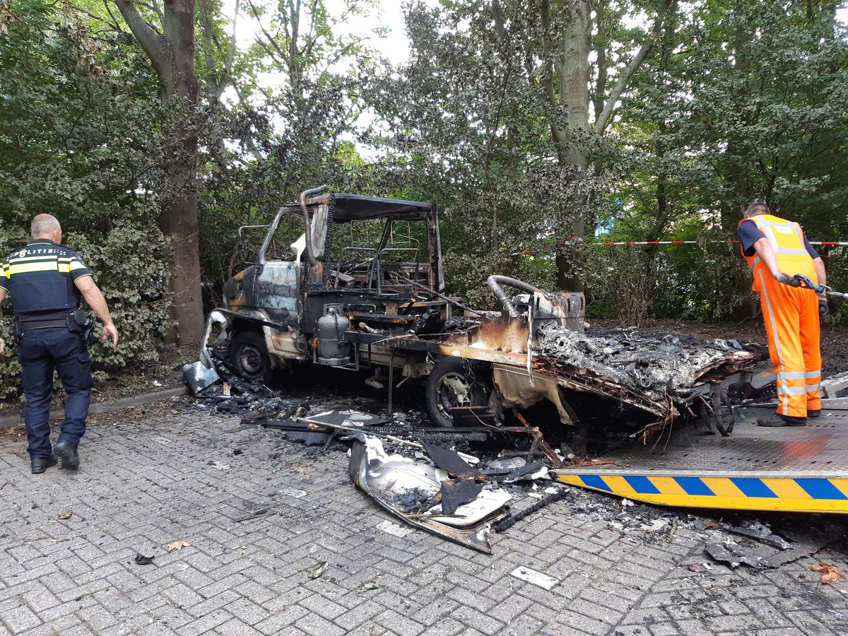 Op de parkeerplaats achter de Wilgenlei in #Schiebroek is een camper in de brand gestoken...heeft u info?
Bel 0900-8844