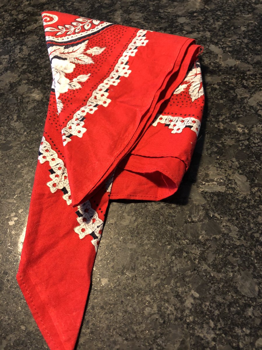 3. Bandido style didn’t work for me even though it’s the coolest look. The knot needed to be tight to make it stay in place, it squished my nose and the fabric kept going in my mouth.Shame that. 4/