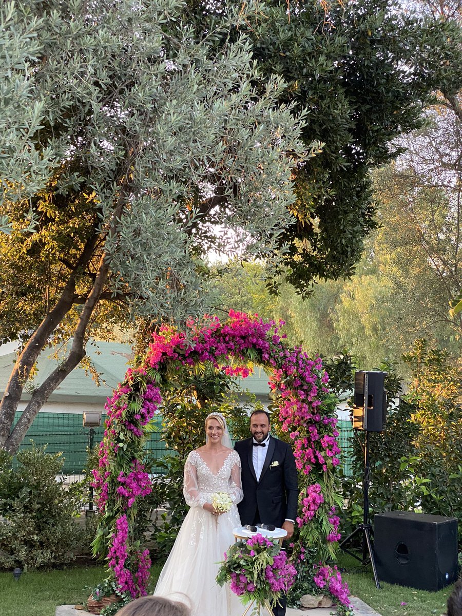 Güzel kızımız <a href="/cansucananozgen/">Cansu Canan Özgen</a>  ve <a href="/ErdenEryz/">Erden Eryüz</a> ‘ün düğünündeyiz bu akşam. Allah mutlu etsin; bir yastıkta yıllansınlar🙏🏻🧿