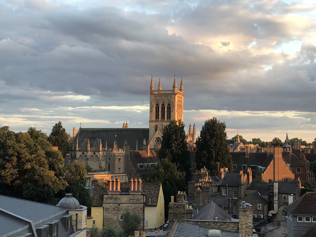 rogermosey's tweet image. Evening sunshine on @stjohnscam in Cambridge.