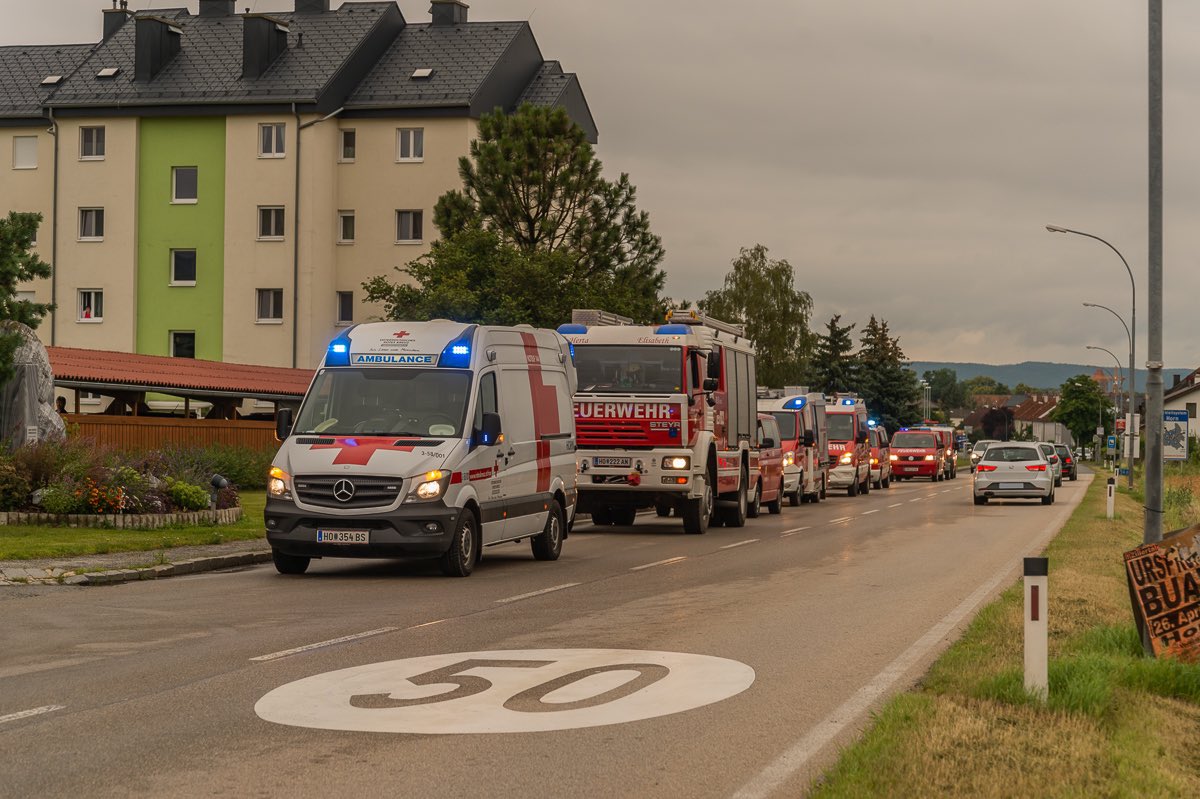 📟 B3-Zimmerbrand
📅 11.07.2020
⌚ 17:49 Uhr
🌐 Horn
🚒 FF Horn
🚒 FF Mödring
🚒 FF Mühlfeld
🚒 FF Breiteneich
🚒 FF Frauenhofen
🚒 Zug Doberndorf
🚑 Rotes Kreuz Horn (NEF+RTW+KTW+BEL)
🚓 Polizei

⚠️ Person noch in Wohnung 

#einsatz #presse #einsatzdoku #feuerwehr #122live