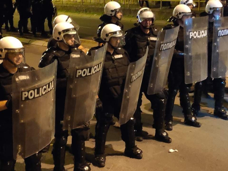 ljubicajocicc's tweet image. Ko tebe pendrekom, ti njega cvećem.

Foto @una_milica i @acastankov

#Niš #protest2020