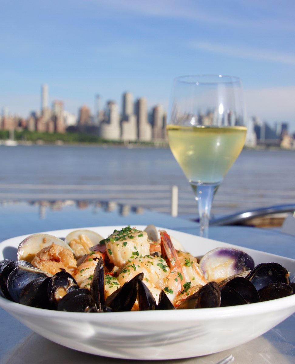 No dinner plans? How about a seafood dinner with a crisp glass of white by the Hudson? Our patio is open everyday with seating available from 2-10 pm. Reservations are required. See you soon! #WatersideNJ #HudsonRiverViews