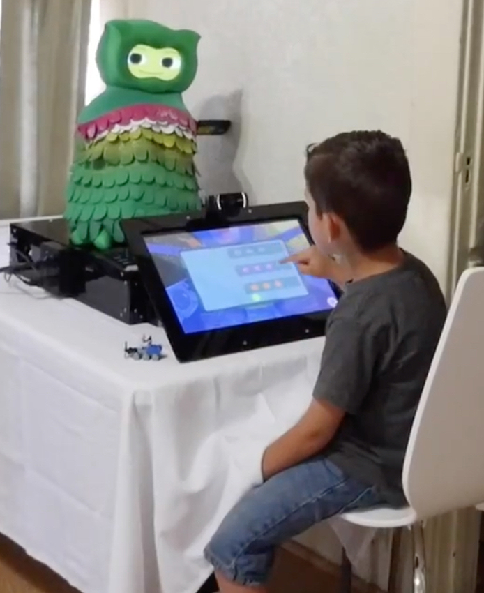 ScienceMagazine's tweet photo. Using new #computer models designed by @USC, a #robot named Kiwi helped increase the level of engagement and learning in children with #autism spectrum disorder during more than a month of testing in their own homes. From February's @SciRobotics: https://t.co/TBV5MMTMyU ($) https://t.co/o9hfPziHVz