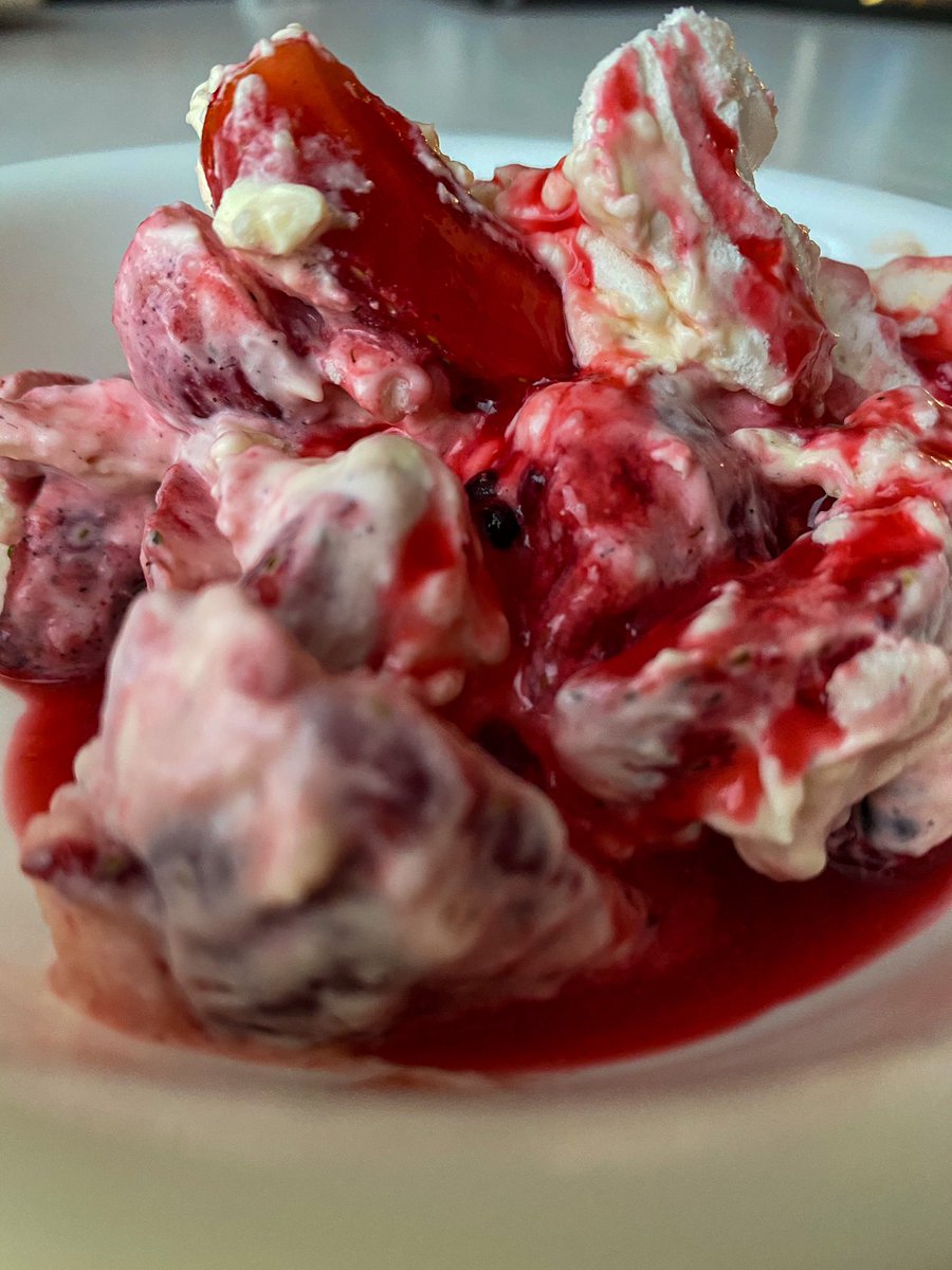 sl2016_sl's tweet photo. Putting our berry haul to good use! Eton mess! YUM!!
#etonmess #desserts #faves #summerfruits #yummyfood #Foodies #picklocal https://t.co/e5IzmN2uBW