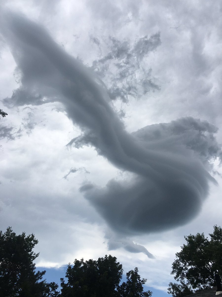 Alec_Jeffrey's tweet photo. Check out this funky cloud in DeSoto, KS @NickBenderKMBC https://t.co/3J29mJ4YZc