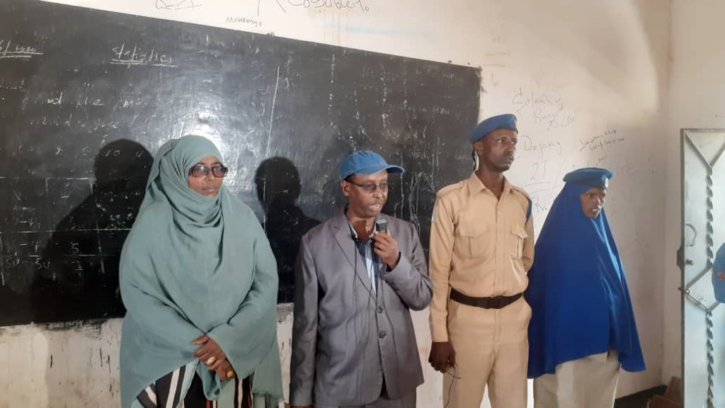 moehirshabelle's tweet photo. Ku simaha madaxweynaha Dowlad goboleedka Hirshabelle ahna gudoomiye ku xigeynka barlamaanka  marwa #Canab Axmed Cise oo uu wehliyo wasiirka wasaarada waxbarashada Hirshabelle Dr. Abdullahi Xusen ayaa maanta magalada Jowhar ka daahfuray imtixaanka fasalka 8aad ee dugsiga dhexe. https://t.co/7VwK90mGmj