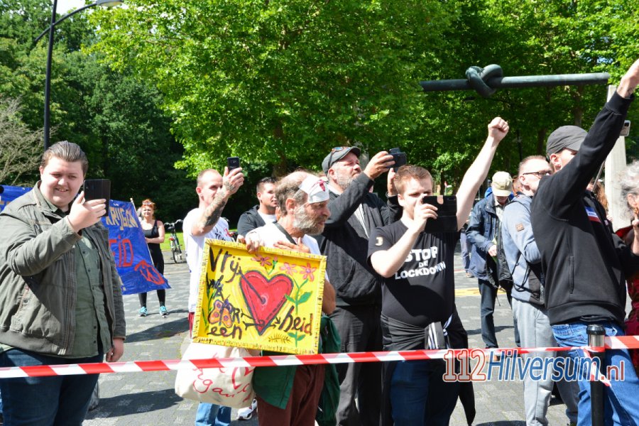 Tientallen deelnemers in #Hilversum bij mars tegen fake NOS nieuws. 112Hilversum.