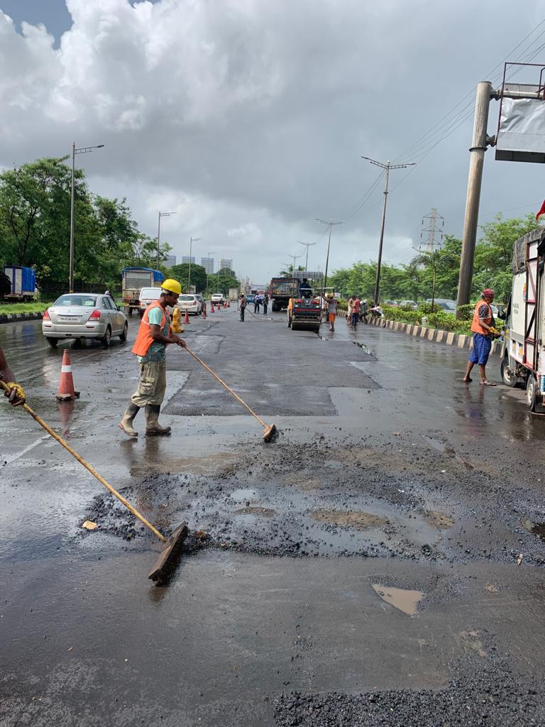 PotholeWarriors's tweet photo. @mumbai_2 @MMRDAOfficial Excellent work is being done today &amp; yesterday at EEH vikhroli by @MMRDAOfficial Road Engineer iftekharAnsari &amp; team ! 

Well done ...  This monsoon #ZeroPotholes On WEH &amp; EEH 

#MissionZeroPotholes 
#Monsoon2020 https://t.co/jja7DWLezO