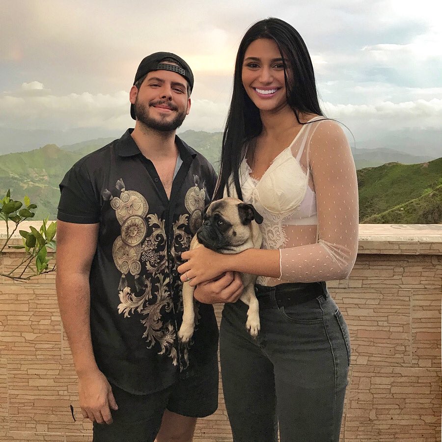 HamletVIP's tweet photo. Se escribe #Venezuela 🇻🇪 y se pronuncia Sthefany, La mejor visita inesperada del mundo 🙊😍❤️, un completo honor recibirte en mi casa, la segunda mujer más bella de todo el universo! 👸🏻👑✨🌍 🇻🇪✨ @sthefgutierrez1 ❤️❤️❤️❤️❤️ https://t.co/TLZlgbjxvw