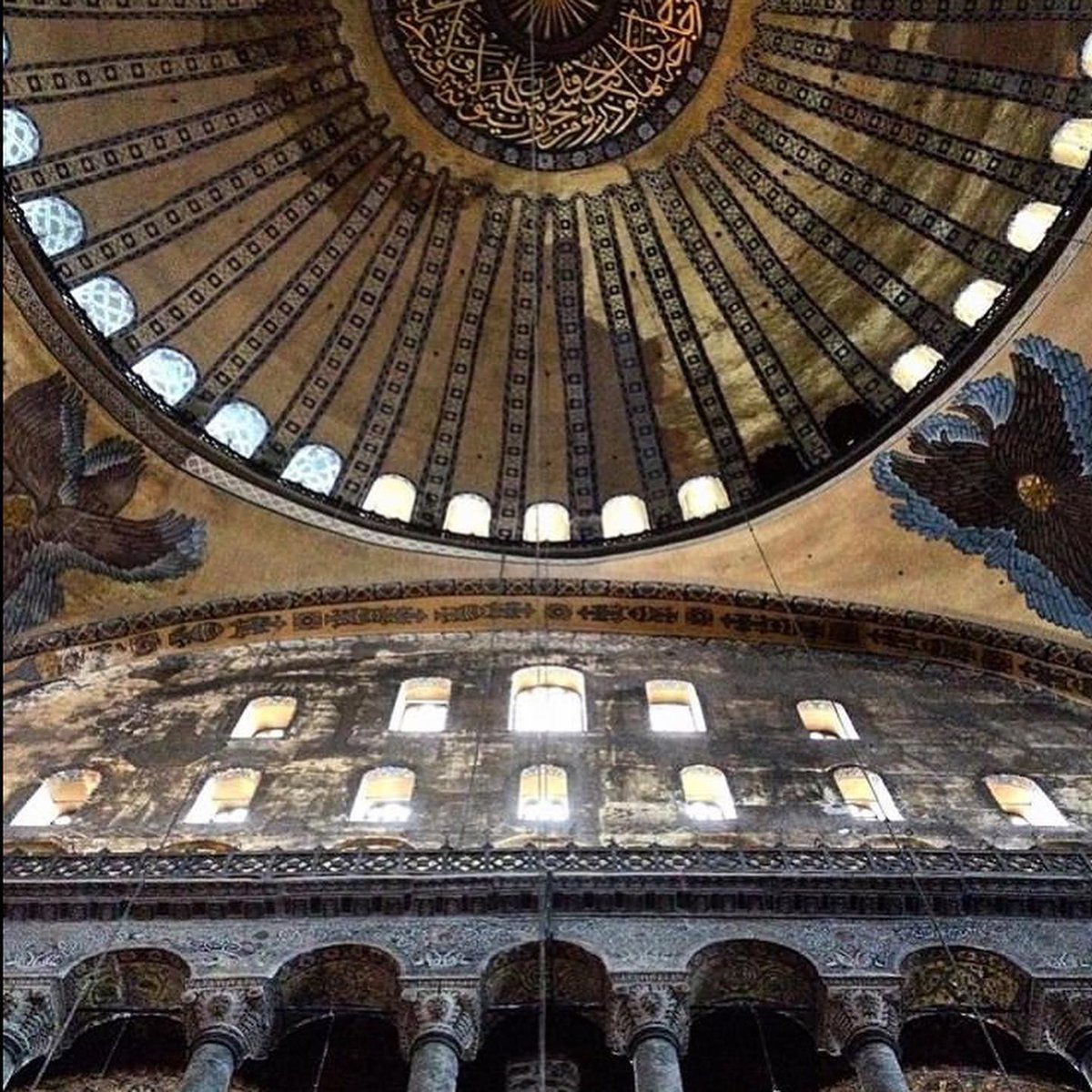 suleimannh's tweet photo. دعا البطريرك الخليفة للصلاة فيها عندما أدركته، فقال عمر: "أخشى إن صليت فيها أن يغلبكم المسلمون عليها ويقولون هنا صلى أمير المؤمنين." ويروى أنه رمى حجرا خارج أبواب الكنيسة وفرش عباءته وصل. وجاء المسلمون من بعده وبنوا في ذلك المكان مسجدا سمي بمسجد عمر. https://t.co/JlqFwIbMpR