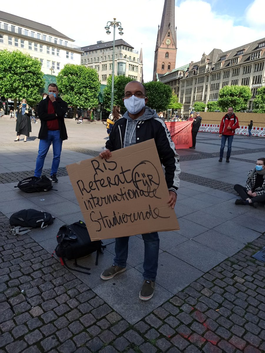 HamburgRi's tweet photo. Kundgebung: Solidarsemester und Unterstützung für Studierende jetzt! in Hamburg. 
Mit: @DIDFHamburg  
@campusgruen_hh 
@UhhFsr  
@lernmeuterei 
@TVStud_HH  u.v.a.
 #Solidarsemester2020 #RiSunihh #fürpräsenzlehre #unihh https://t.co/XKM3kvHrb0