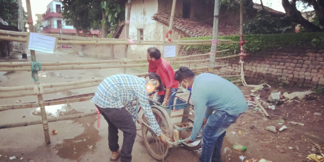 MBadlao's tweet photo. हरिंदर (Harry) भैया की ट्राइसाइकिल कंटेंटमेंट ज़ोन के बाहर बारिश की वजह से खराब होने की कगार पर थी, उसे मिशन बदलाव के सदस्य दिवाकर सिंह, अमर केशरी, अभिषेक केशरी, ऋषव बजाज, मणिकांत भगत, गौरव गुंजन के द्वारा उनका वाहन सही सलामत दिया गया, जब से कंटेंटमेंट ज़ोन सिल किया गया है।
1/2 https://t.co/ObQgQinrEM