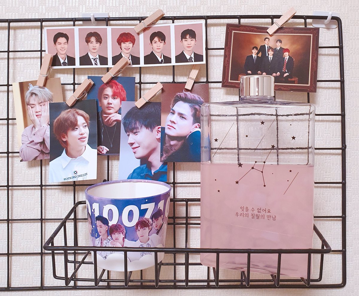 정말정말 갖고싶었던 북보틀!!!!!! 최고로 예쁘다 증말루우 한동안은 이 벽만봐도 행복해서 입꼬리가 내려오질 않겠네😍
북보틀 조심히 소중히 열심히 쓰겠습니다 (아까워서 오늘쓰고 고이고이 간직할지도...) 
#틴탑_10주년축하해_남은90년도잘부탁해
#틴탑