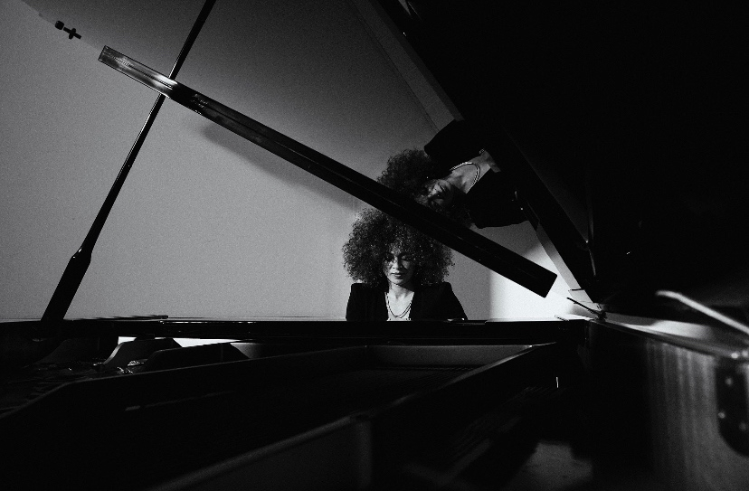 my71mag's tweet photo. “I’m doing my best to keep jazz alive &amp; live up to the legends who came before me.” 🎶 Music Issue cover star @KandaceSprings on jazz &amp; “The Women Who Raised Me”: https://t.co/ZxGfno89z3 (📸: Jeff Forney) #interview #musician #71magazine #my71mag #musicissue #artslesstraveled https://t.co/HuF0JTzTsr
