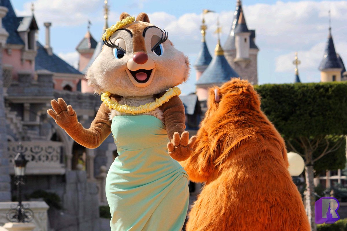 Photos: Disney Friends wave goodbye in Central Plaza at the end of the day! 🥰