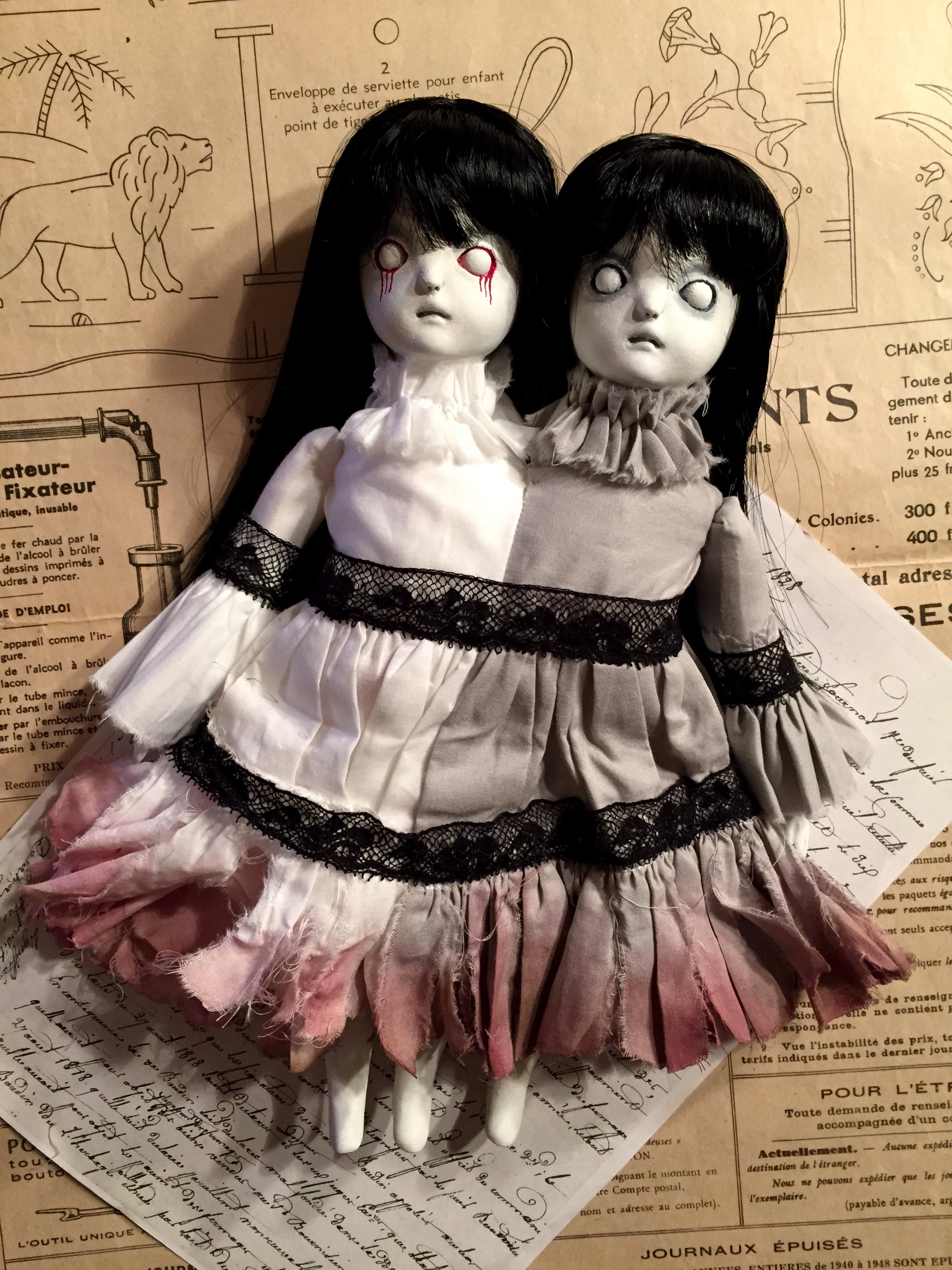 ナイトウミノワ これもムチャクチャな作り方した人形 明らかに怖いものはなるべく作らないようにしてるんだけど 怖いのもいいかなと思って作った スカートの裾を燃やして焦がしたら燃え過ぎちゃって あわてて水道の水で消して 結局色付けて裂いたから