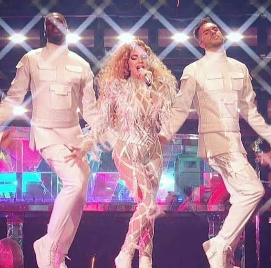 andypgaga's tweet photo. Lady Gaga, The Cure, AMAS 2017 https://t.co/xTB02M1PWt