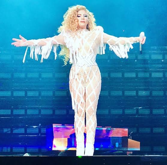 andypgaga's tweet photo. Lady Gaga, The Cure, AMAS 2017 https://t.co/xTB02M1PWt