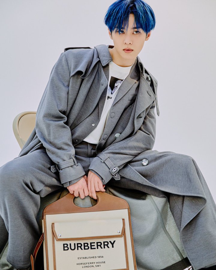 kunspreading (kun manspreading); a thread