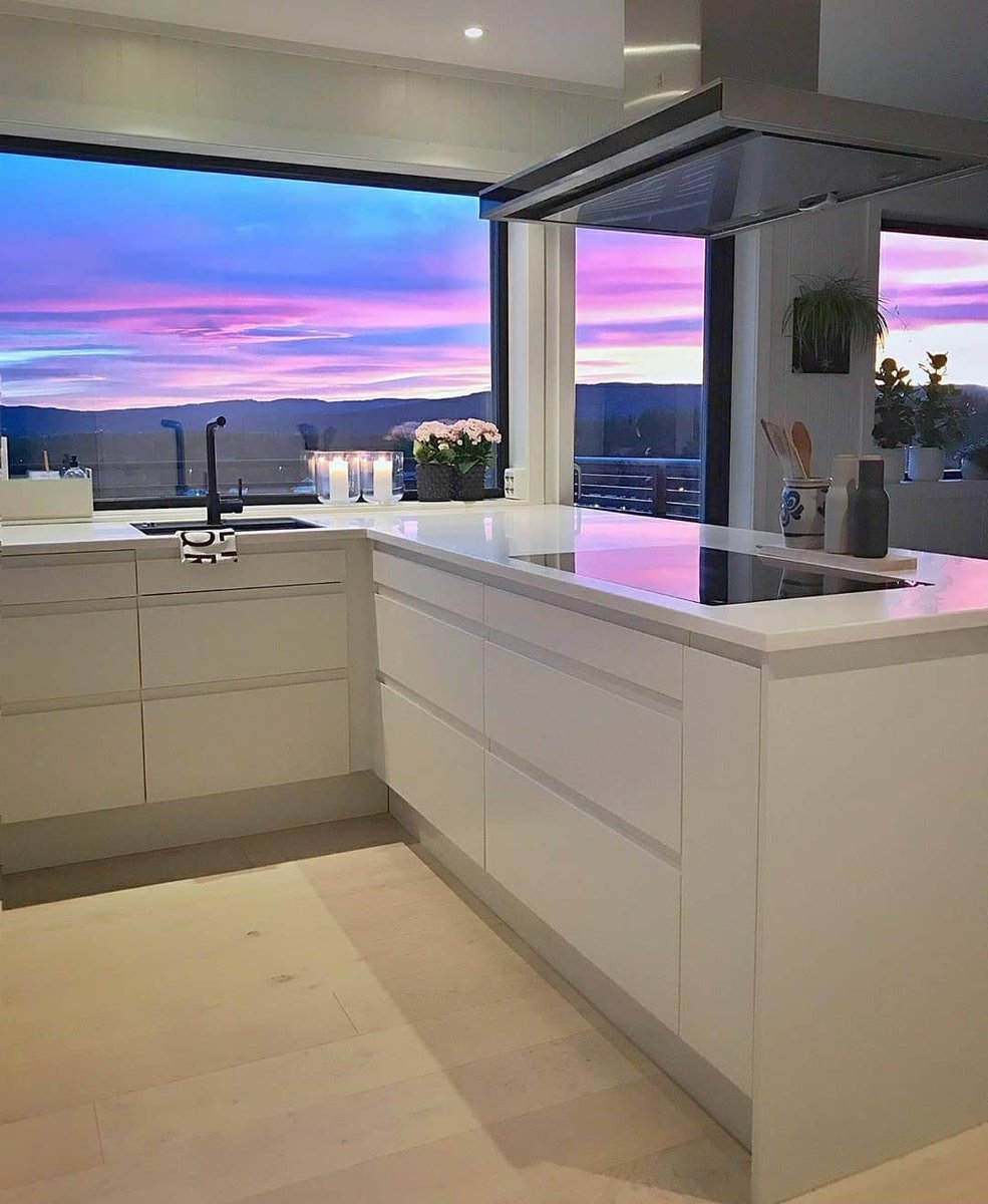 vittor's tweet photo. o sonho do jovem é uma cozinha com essa vista https://t.co/LdHfKdhN8a