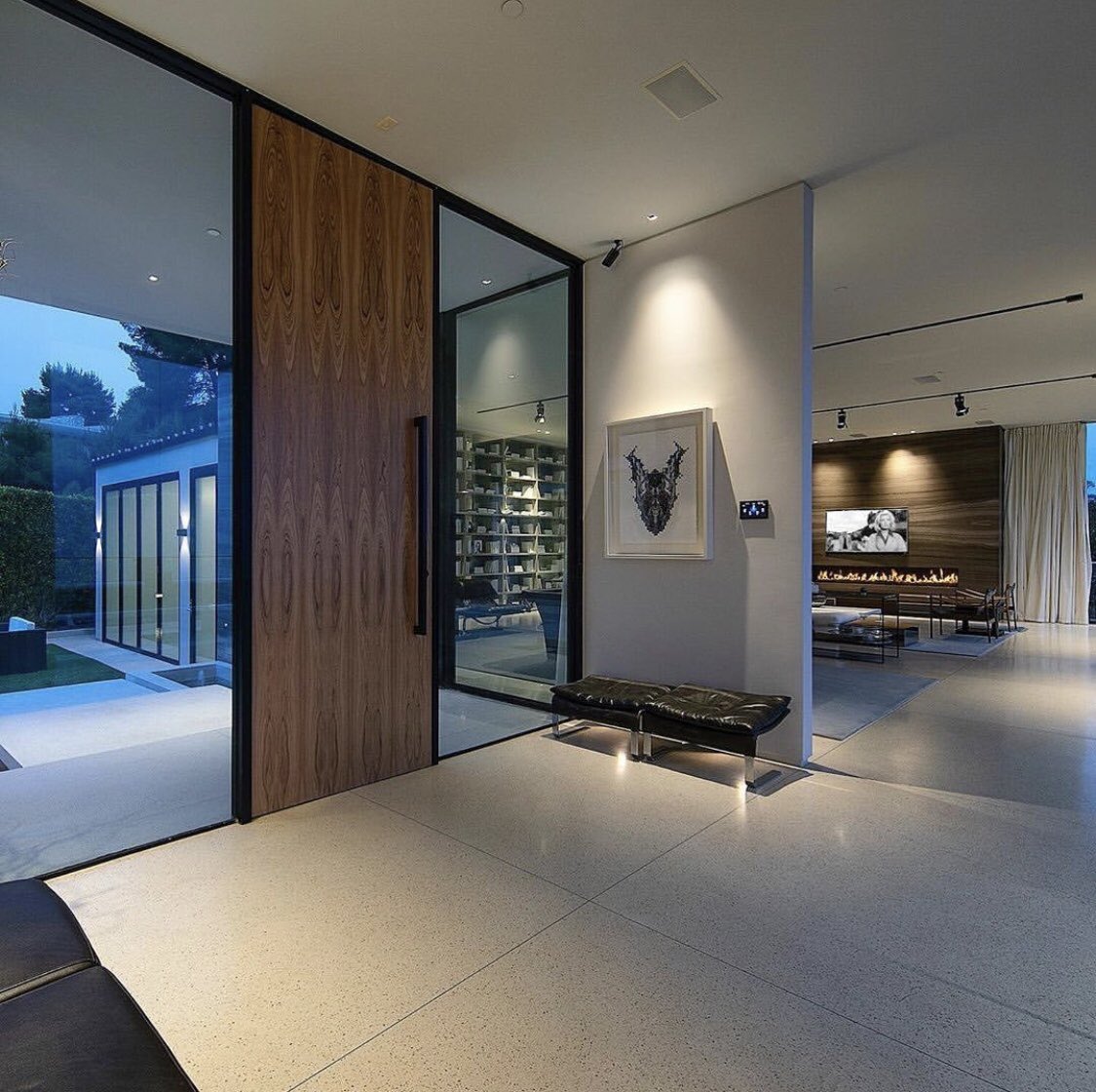 INTERIORPORN1's tweet photo. This home has a private driveway with 5 en-suite bedrooms 😍 https://t.co/gy1LRbJbsR