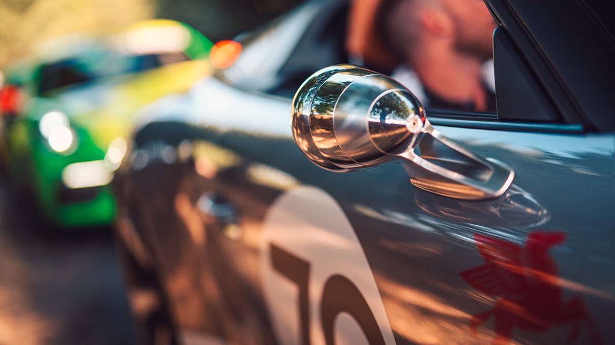 Porsche911UK's tweet image. The #911Speedster prototype made its debut at the 2018 #GoodWoodFOS returning again in 2019 with the production car. #DreamsAreMadeAtGoodwood