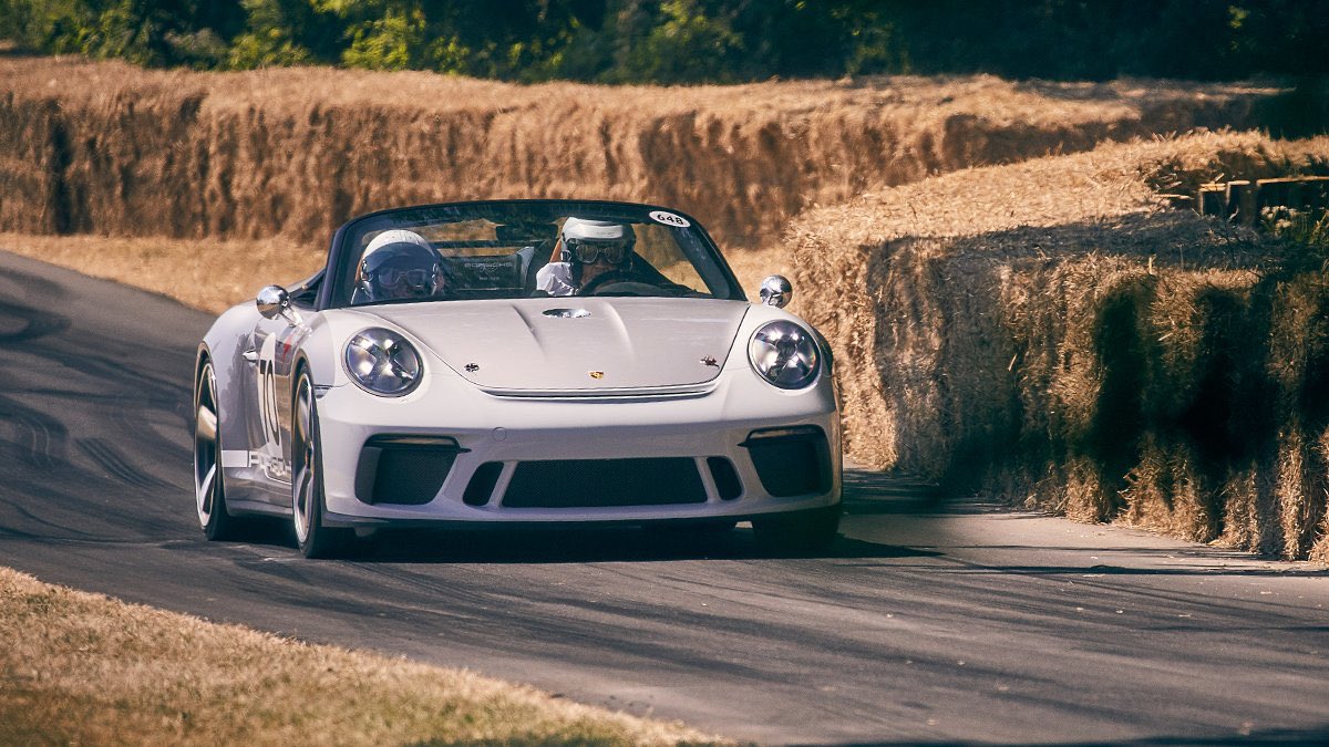 Porsche911UK's tweet image. The #911Speedster prototype made its debut at the 2018 #GoodWoodFOS returning again in 2019 with the production car. #DreamsAreMadeAtGoodwood