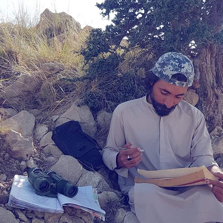 Sarawanbaloch's tweet image. زیر نظر تصویر کسی خانہ بدوش کی نہیں بلکہ یہ بلوچستان کے وہ طلباء ہے جو ملک کے مختلف یونیورسٹیز میں زیر تعلیم ہیں ۔ایچ ای سی کے آئن لائن کلاسس کے اعلان کے بعد انٹرنیٹ کے سگنلز کی تلاش میں پہاڑوں کا رخ کیا ہے تاکہ ان کا سمسٹر ضائع نہ ہو۔
#EndOnlineclasses