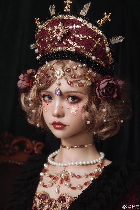 DrawRefrences's tweet image. Queen references 👑🌞