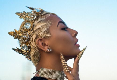 DrawRefrences's tweet image. Queen references 👑🌞