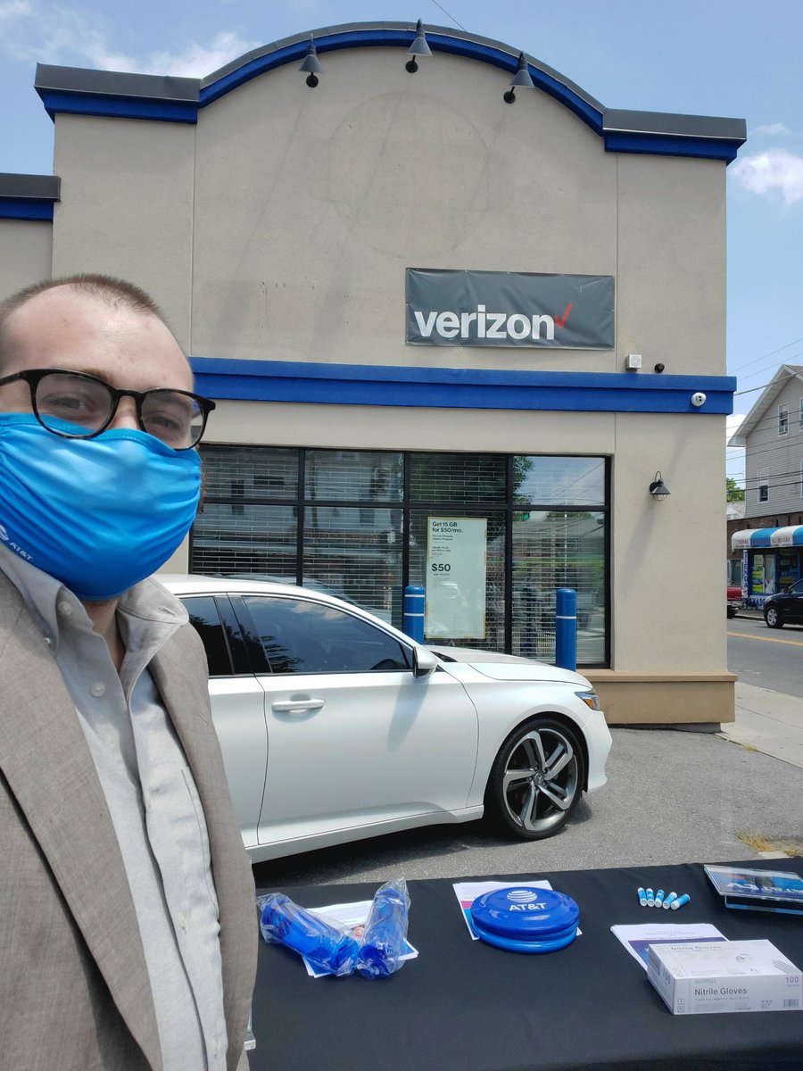 Andy12Tavares's tweet image. AT&amp;amp;T Cranston hanging out with the       Competition for #SwitchOverSaturday! @DarrellChomka    @JonTDeJesus @pnixnix @keroninc @TheRealOurNE