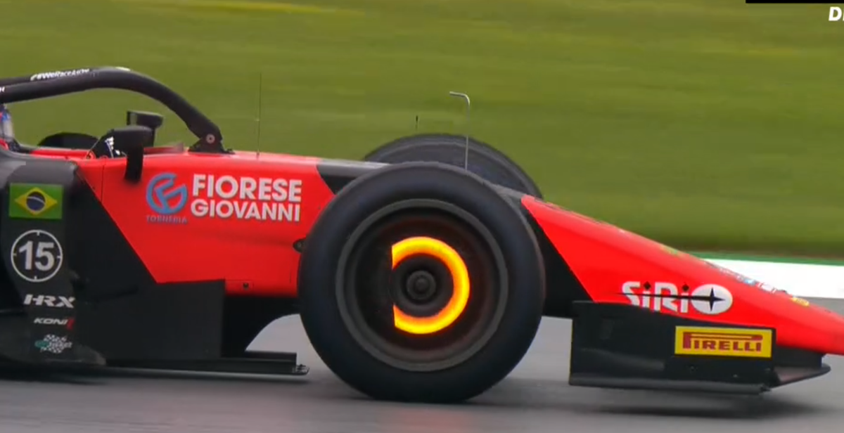 AlexF1Direct's tweet image. En F2, ils viennent d'avertir ce pilote pour lui dire qu'il a des problèmes de température au niveau de ces freins ... c'est plutôt très visible car avant le freinage au bout le la ligne droite, ils étaient encore rouge ....