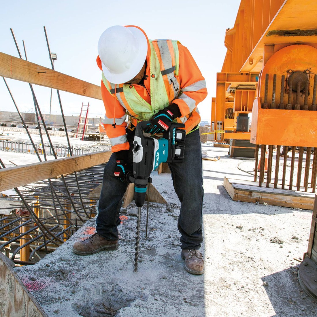 MakitaTools's tweet photo. Makita offers several LXT Cordless Rotary Hammers ideal for a range of trades. These feature Anti-Vibration Technology (AVTยฎ) for reduced vibration.
#makitausa #makitatools #lxtadvantage #rotaryhammers #construction #concrete #utilityworker #roadconstruction #bridgeconstruction https://t.co/AKHagSefHu