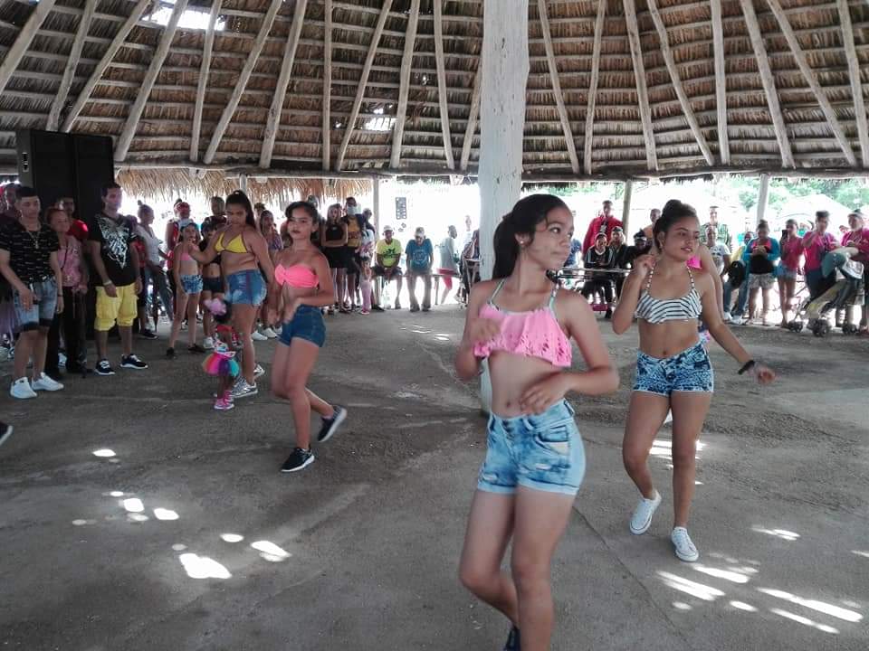 Los artistas de la Casa de la Cultura Olga Alonso de #SantaCruzdelSur, amenizan el balneario Las Brisas en la inauguración del #Verano2020 <a href="/IsaGlezCmg/">Isa González</a> <a href="/GobCamaguey/">Gobierno de Camagüey</a> <a href="/AsambleaCuba/">Asamblea Nacional Cuba</a> <a href="/RadioSantaCruz_/">RadioSantaCruz 🇨🇺</a> <a href="/Camaguey55/">Raúl Hernández Piña</a> <a href="/cadenagramonte/">Cadena Agramonte</a>