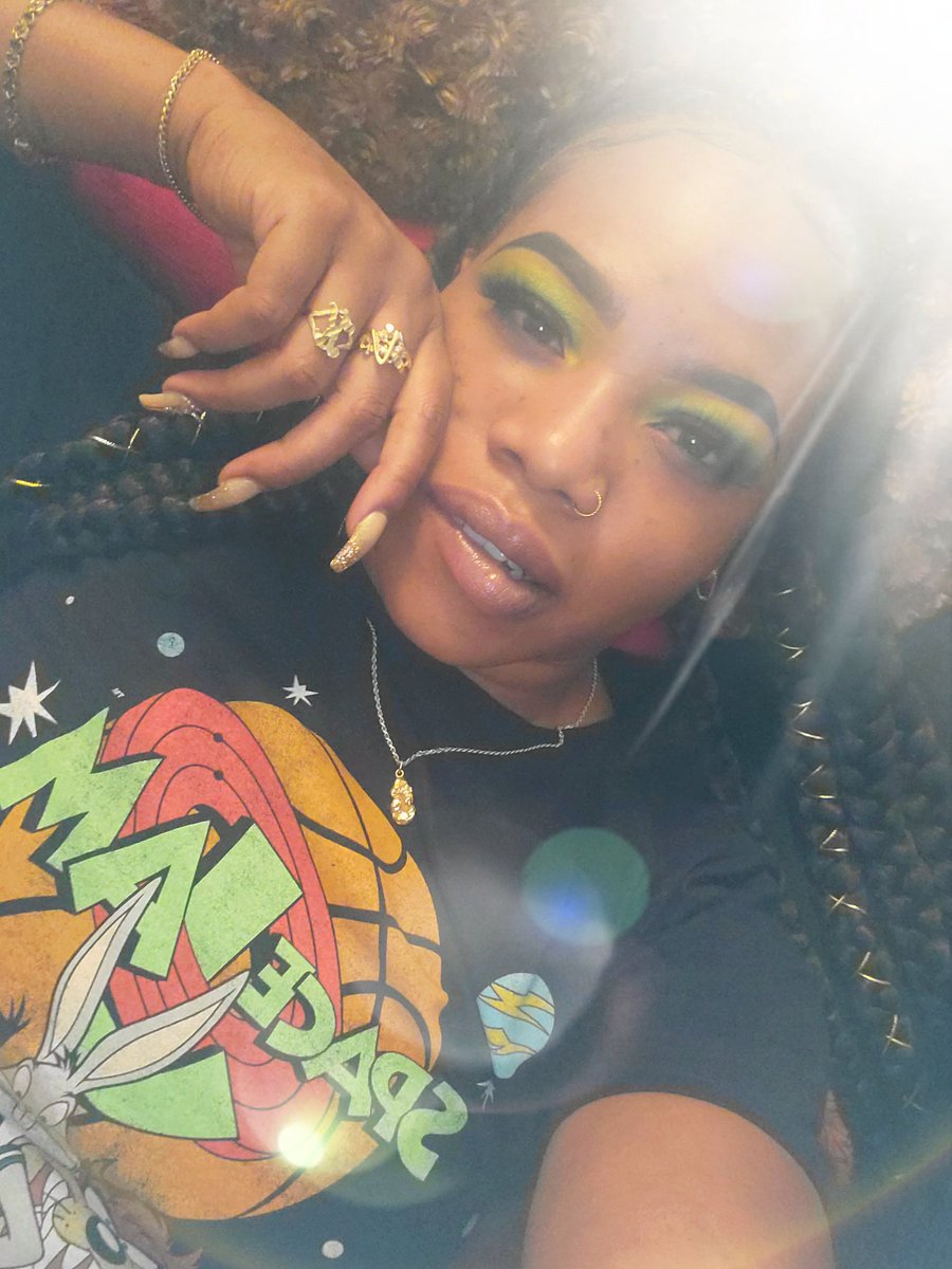 Stacey77518182's tweet photo. I make this makeup shit look easy🙃💜 https://t.co/vGi5Mq4NRk