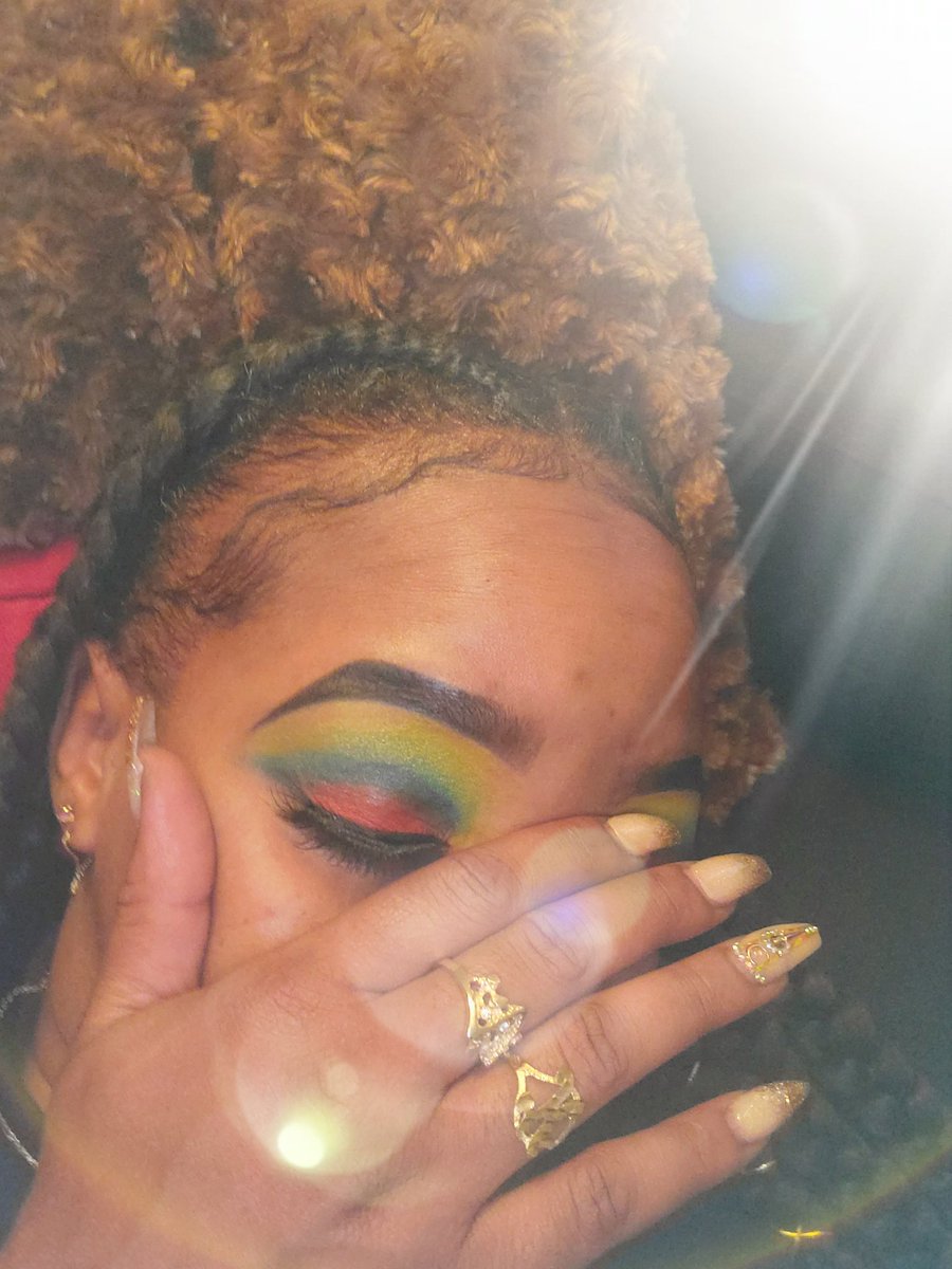 Stacey77518182's tweet photo. I make this makeup shit look easy🙃💜 https://t.co/vGi5Mq4NRk