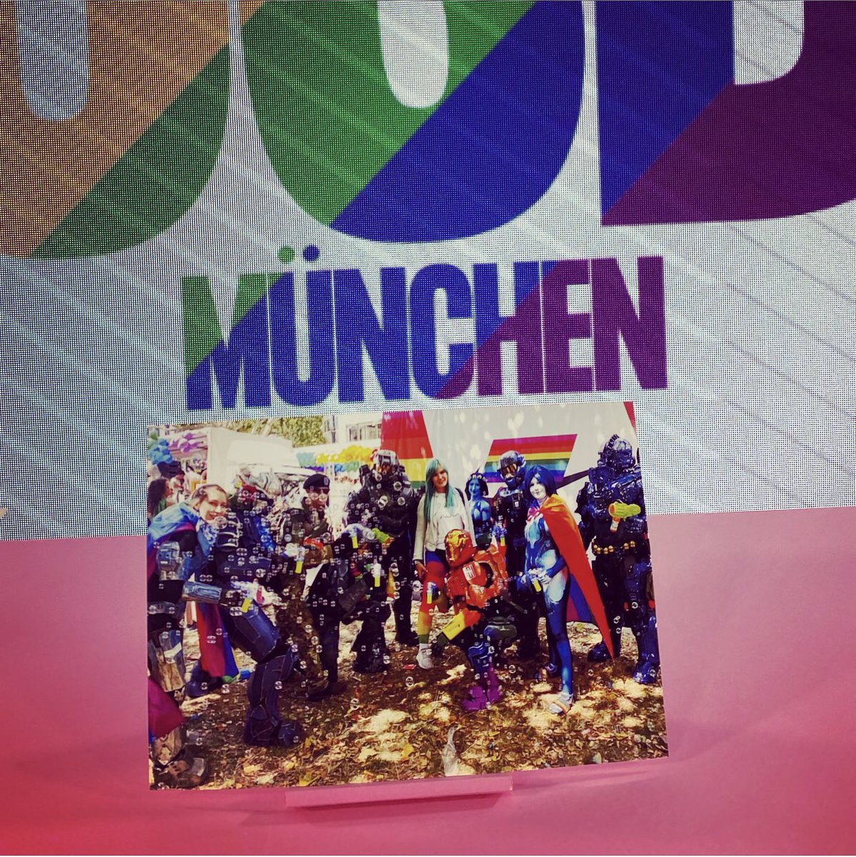 Maxi Gräff (@gmaxee) on Twitter photo Danke, dass wir da sein durften <a href="/csdmuenchen/">CSD München</a> 🥰 und auch wenn die <a href="/405thEuropean/">405th European</a> dieses Jahr nicht physisch dabei sein konnte, ist sie jetzt Teil der Community-Wand 💃 Und die geile Hose von <a href="/Ossbesity/">Sebastian Ossowski Pfeiffer</a> 😂💪 #csdmünchen Danke, dass wir da sein durften <a href="/csdmuenchen/">CSD München</a> 🥰 und auch wenn die <a href="/405thEuropean/">405th European</a> dieses Jahr nicht physisch dabei sein konnte, ist sie jetzt Teil der Community-Wand 💃 Und die geile Hose von <a href="/Ossbesity/">Sebastian Ossowski Pfeiffer</a> 😂💪 #csdmünchen
