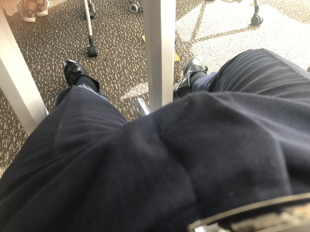 wantobeATM's tweet photo. 皮鞋👞黑袜🧦 https://t.co/oQNVcMhwhP