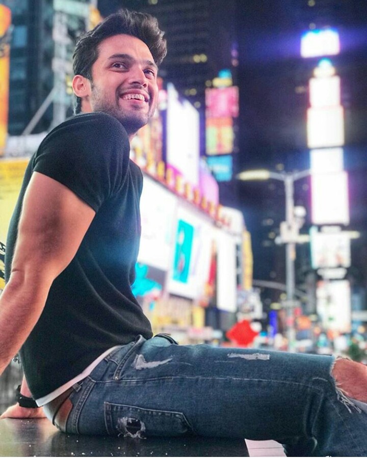 parthsmuse's tweet photo. Though he is best in each n every pics,still this one..my fav of all time,no studio,setup,makeup or dressup..just his simplicity, modesty and groundedness by sitting on street n his lucrative n pure,heartwarming smile defines "beauty lies within you" #ParthSamthaan @LaghateParth https://t.co/06Z9bDXURh