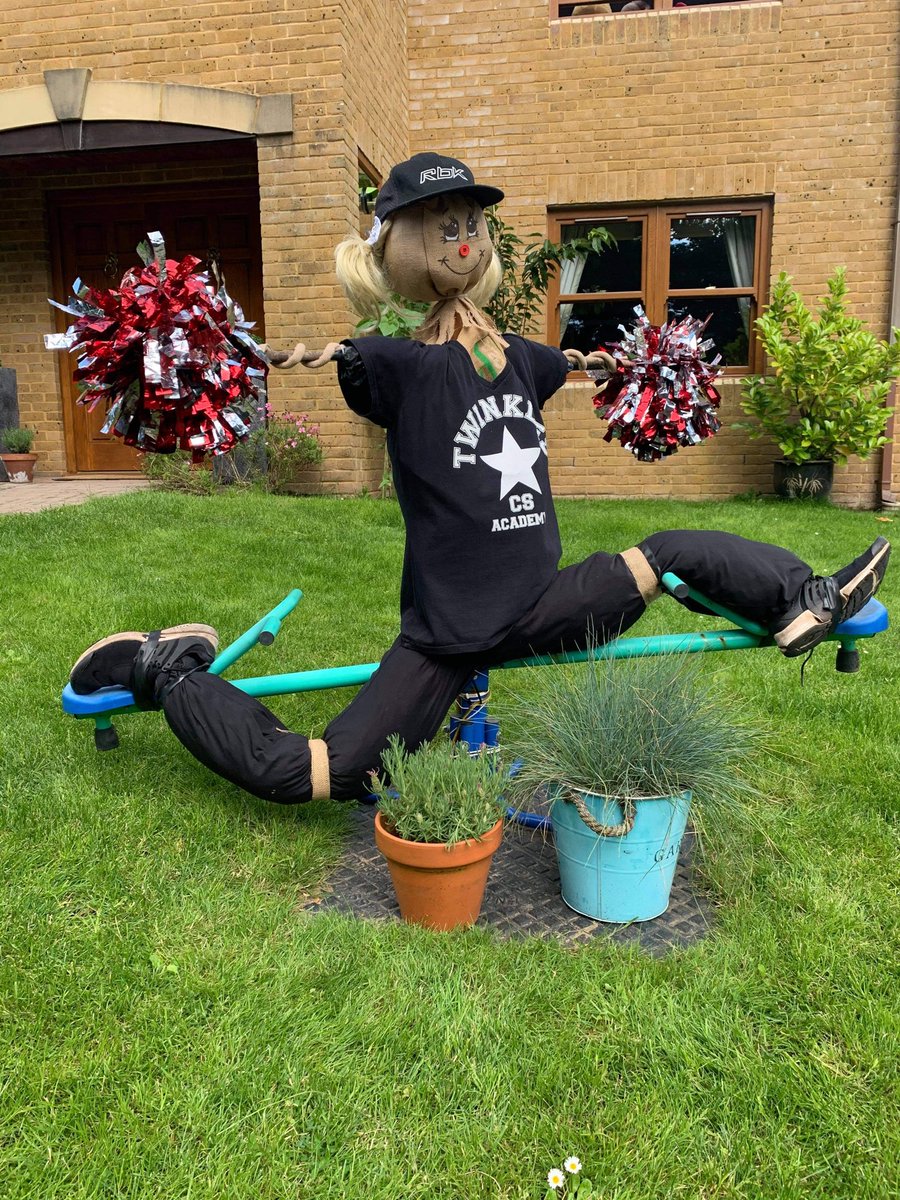 Here’s a new entry in to #Rhiwbina #Scarecrow Competition! This beauty can be seen in Coed Y Wenallt! On your daily walk!