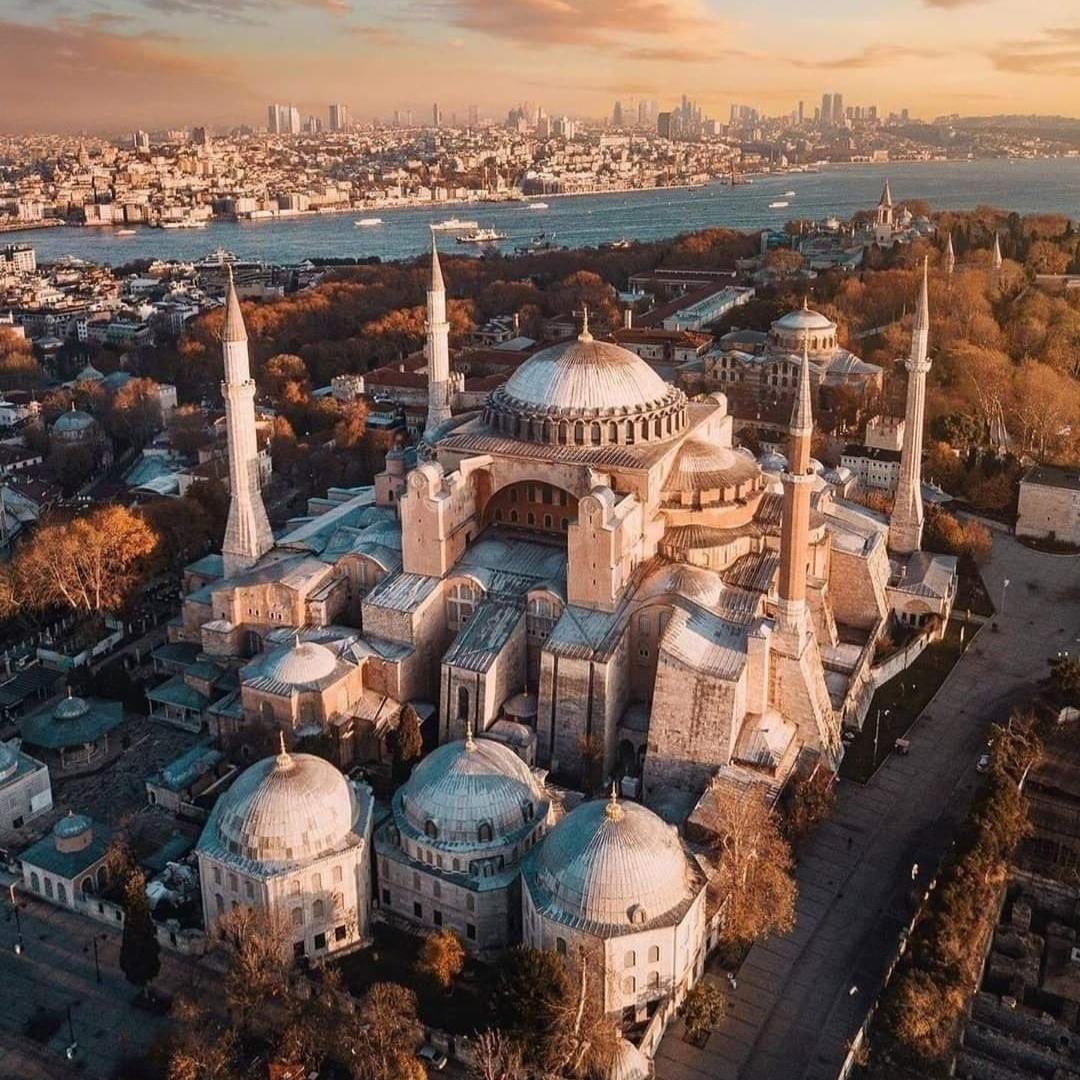 “Gençler! Bugün mü, yarın mı bilemem. Fakat Ayasofya açılacak.” 

Bu anlamlı günde 1000 arkadaşıma Üstad Necip Fazıl’ın Çile kitabını hediye etmek istiyorum. 

#AyasofyaAçıldı etiketine mesajlarınızı bekliyorum.