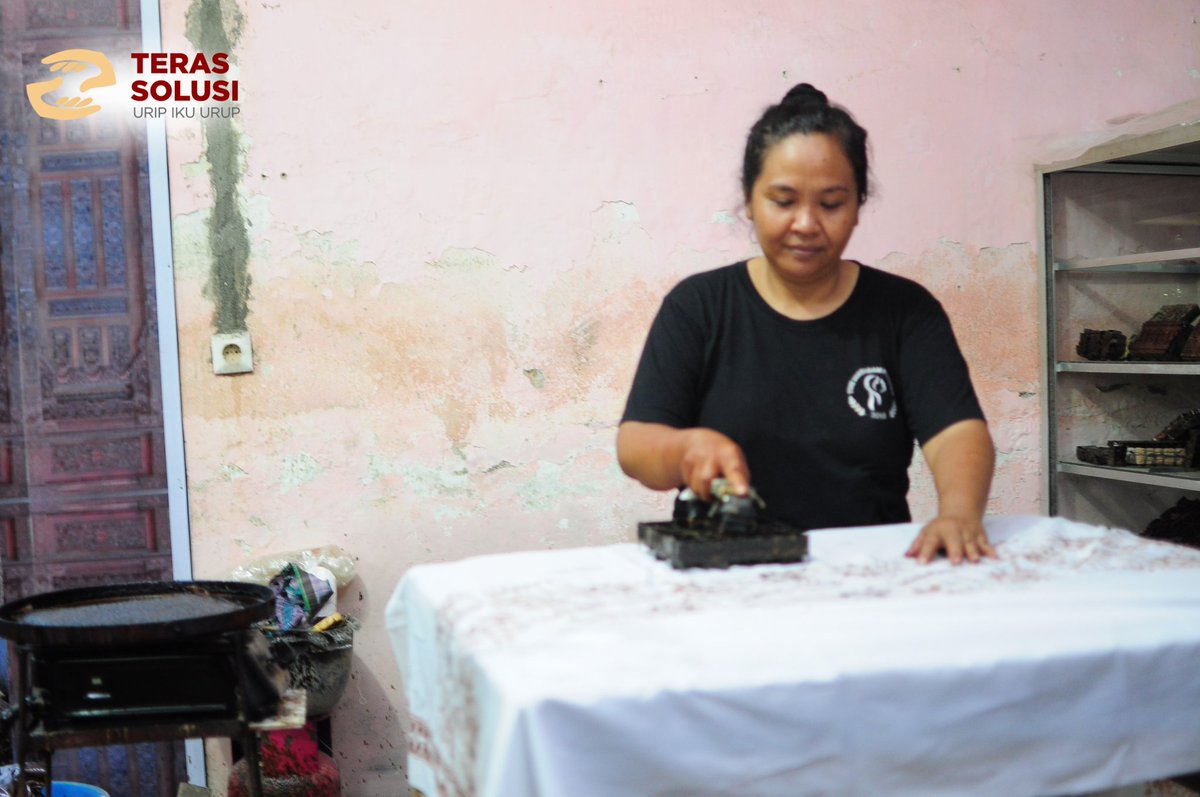 TerasSolusi's tweet photo. Melestarikan batik adalah wujud nyata kecintaan budaya warisan leluhur dan wujud gotong royong  dalam menambah dan mengangkat perekonomian masyarakat. 

Berawal dari pelatihan membatik yg diadakan oleh Dinas Perindustrian Sleman dan diampu Lurah Desa Trihanggo https://t.co/V0xmNIPtgT