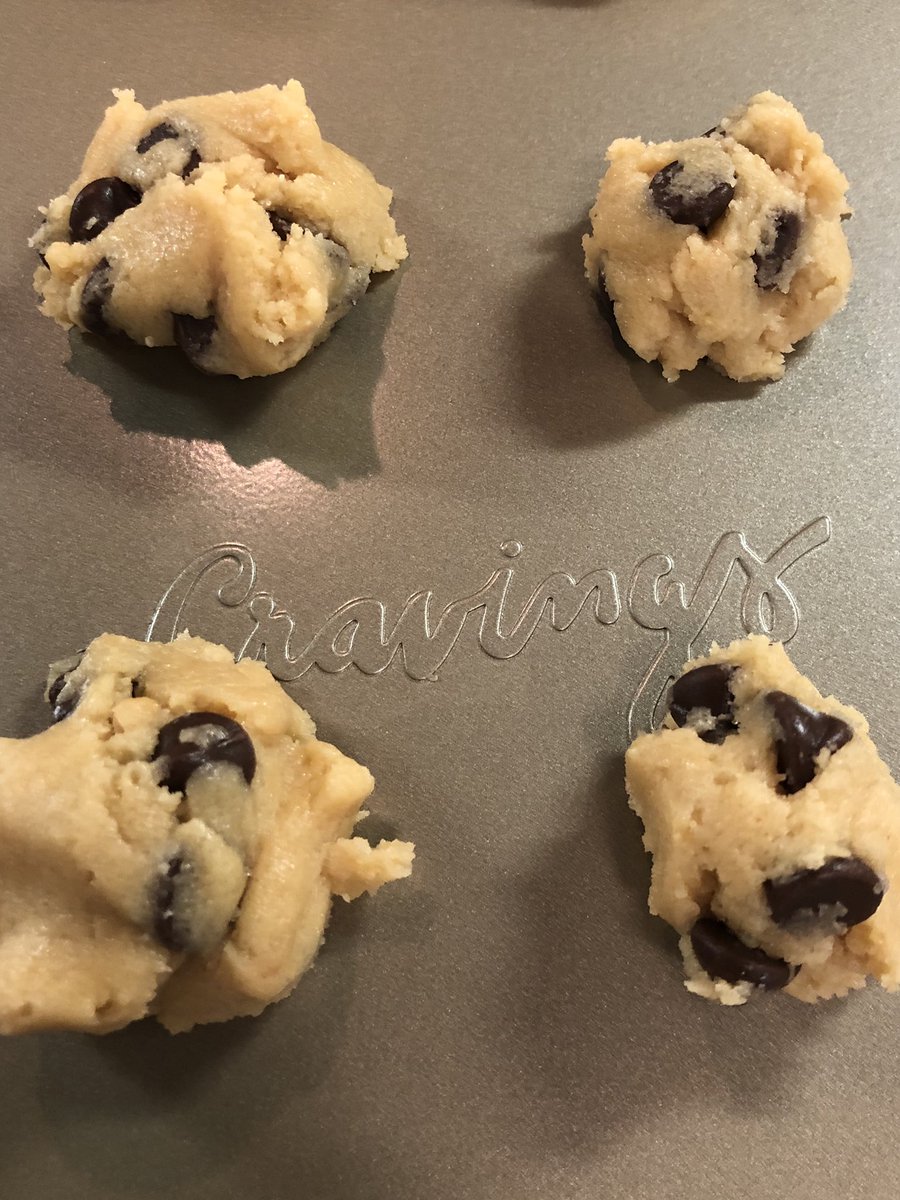 Gettevi's tweet photo. Before and after using my new Cravings by @chrissyteigen baking sheet 👍🏽😋🍪 https://t.co/gd55re9IIu