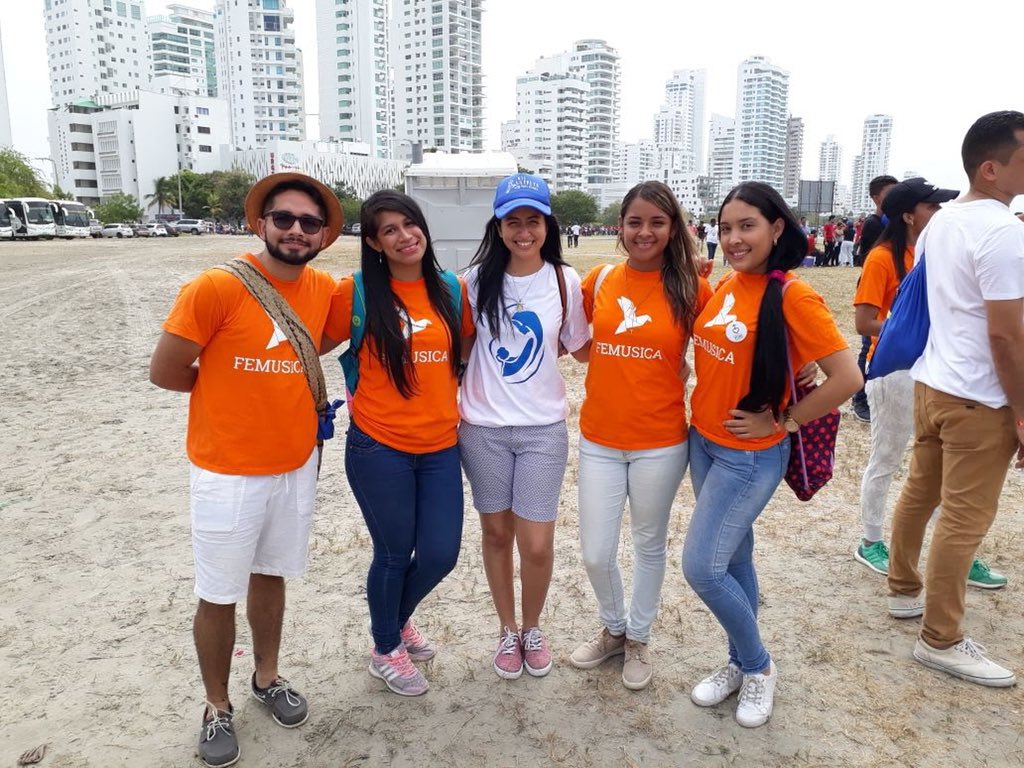 DanyPAmarisRz's tweet photo. #UnaHistoriaDeFe La primera vez que estuve en el anuncio de un artista del @FEMUSICA fue un sábado de gloria gracias a mi equipo de #PASCUAYUBI2018. Quien diría que gracias a este bello servicio fue que pude hacer parte del equipo de artistas del #FEMUSICA2018 🧡 https://t.co/Hzhm0rSZPb