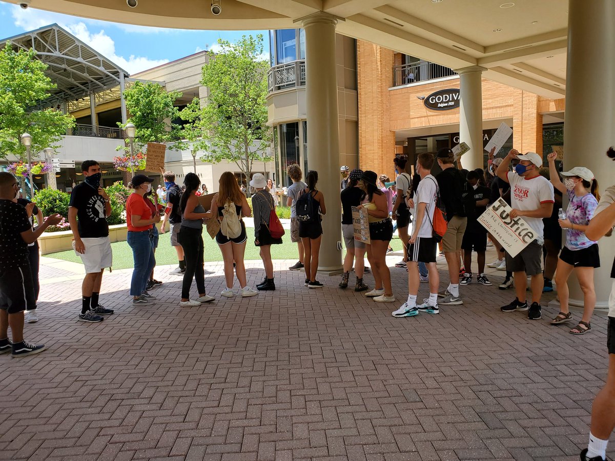 Paused in the Short Pump mall for some speaches.