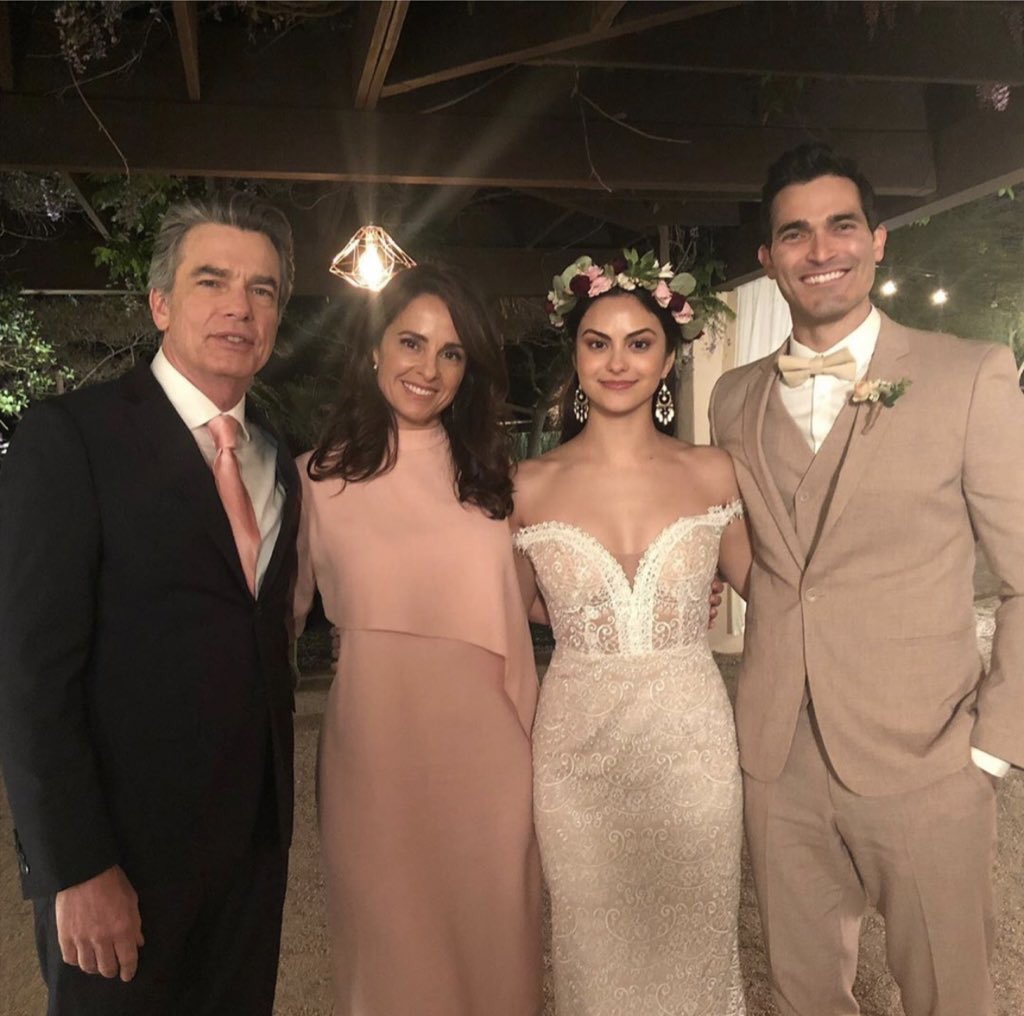 📸| Camila Mendes con Tyler Hoechlin, Peter Gallagher y Jacqueline Obradors  en las grabaciones de #PalmSpringsMovie . — vía Becky Sloviter Instagram., image size:1024x1016