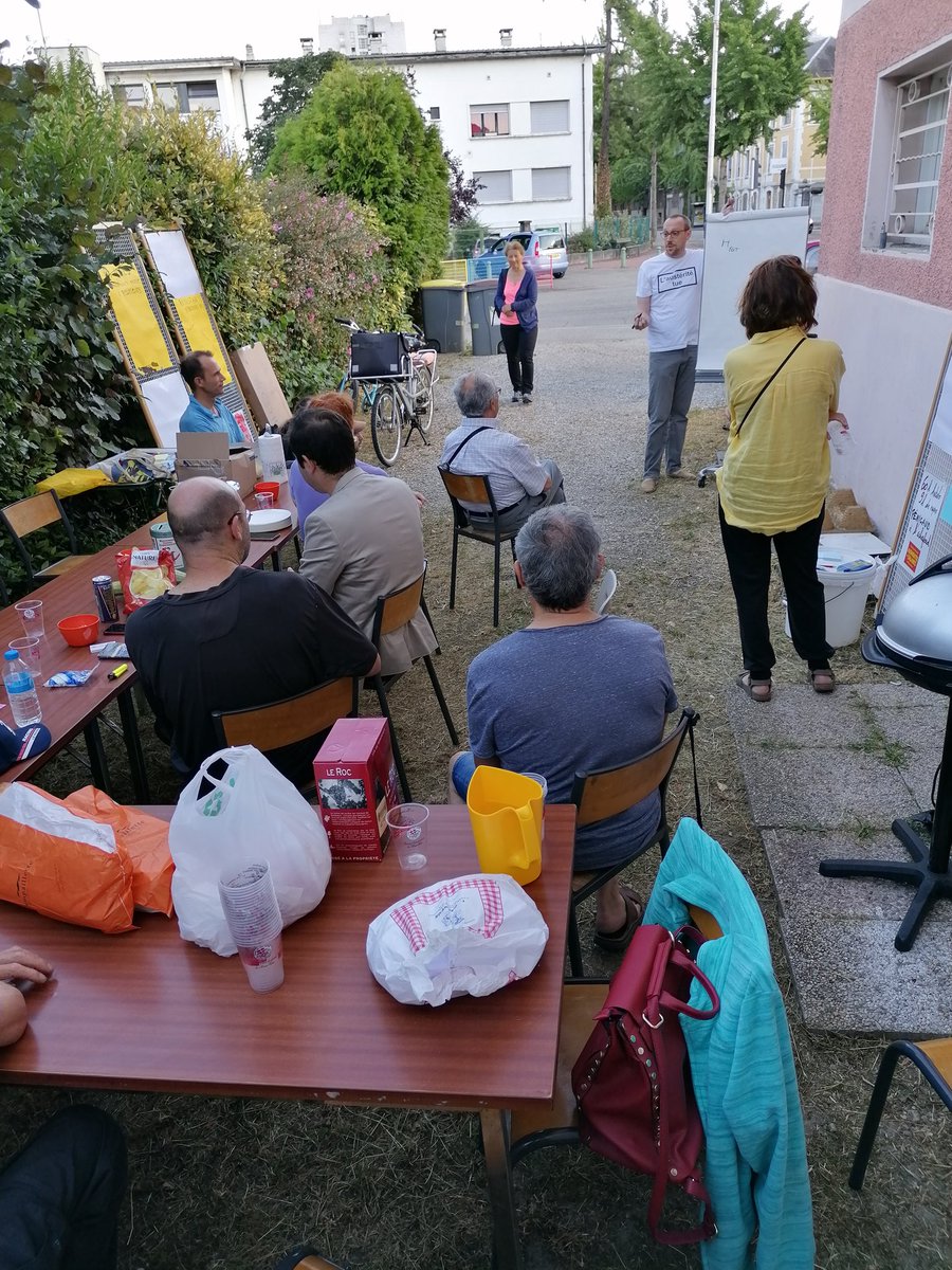Barbecue des <a href="/mjcf73/">mjcf.savoie</a> avec en prime une petite formation marxiste.